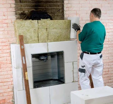 Montere peisinnsats: Hulrommet mellom den nye og den gamle veggen fylles Montere peisinnsats: Hulrommet mellom den nye og den gamle veggen fylles